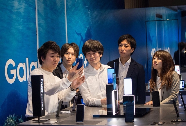 일본 소비자들이 도쿄 오모테산도에 위치한 갤럭시 스튜디오에서 갤럭시S8 시리즈를 체험하고 있다.