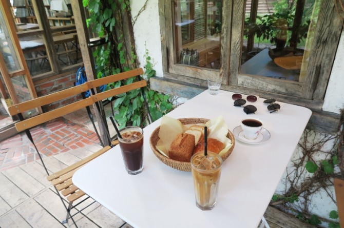 강릉 본점은 싱그러운 수풀이 우거진 외부에도 테이블이 마련되어 있어 선선한 바람을 맞으며 은은한 커피향을 즐길 수 있다. /출처=CHACHA님 블로그