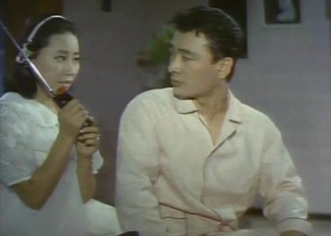 약 50년 전의 배우 이순재(오른쪽). 사진='대괴수 용가리' 캡처