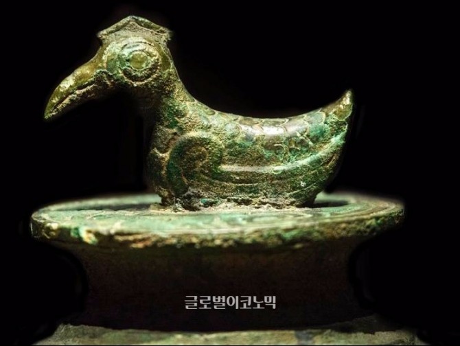 중국 산동 임기 기수현에서 출토된 춘추시대 새모양 청동항아리, 산동박물관