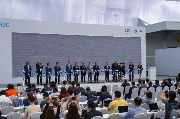 BMW 그룹 코리아는 30일 경기도 안성에 세계 최대 규모인 새로운 BMW 부품물류센터를 오픈했다.