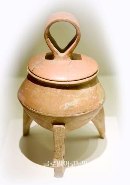 중국 대문구문화에서 출토된 신석기시대 뚜껑있는 삼족솥, 산동박물관