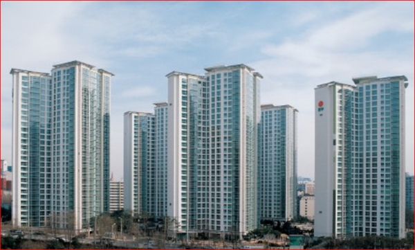 국토교통부는 주거지역 중 서울 강남구 대치동 ‘동부센트레빌 아파트’가 3.3㎡ 당 4521만원으로 전국에서 땅값이 가장 비싼 아파트라고 밝혔다.