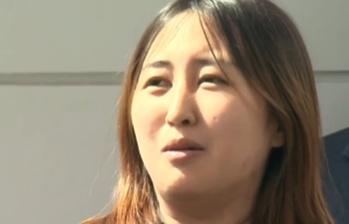 1일 강제소환돼 인천국제공항에 모습을 나타낸 최순실의 딸 정유라 나이에 관심이 가고 있다. 사진=YTN