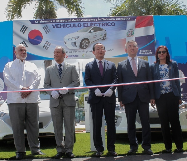 한국전력공사가 도미니카공화국에 전기차와 충전설비를 기증했다. 