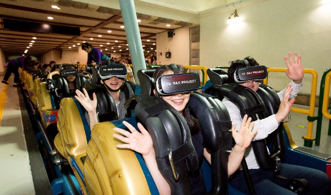 롯데월드어드벤쳐‘후렌치레볼루션2 VR’의 모습. 지난해 말 도입한 이후 70만명의 누적탑승객을 기록했다. 