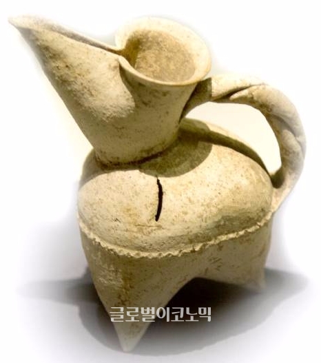 중국 대문구문화에서 출토된 신석기시대 흰 삼족주전자, 산동박물관