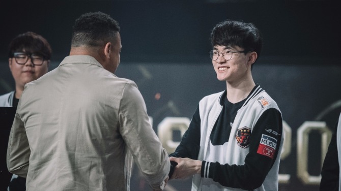 지난달 22일 브라질 리우데자네이루에서 열린 '리그오브레전드' 국제대회 'MSI'에서 우승한 SKT T1. 팀의 키플레이어인 '페이커' 이상혁이 축구 황제 '호나우도'에게 우승컵을 시상하고 있다.