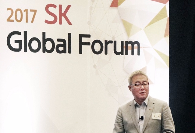 김준 SK 에너지화학위원장이 지난 3일 6월 미국 뉴저지주에서 열린 ‘2017 SK 글로벌 포럼’에서 사업성과 등을 설명하고 있다.