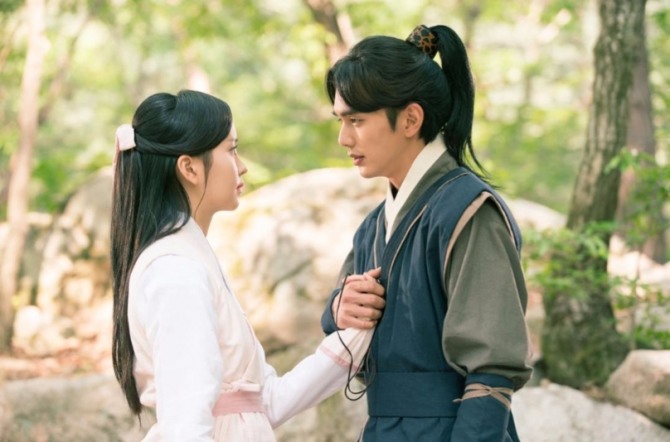 김소현이 5일 자신의 인스타그램을 통해 '군주 이번 주도 많이 사랑해주세요'라며 본방사수를 독려했다.  사진=김소현 인스타그램 캡처