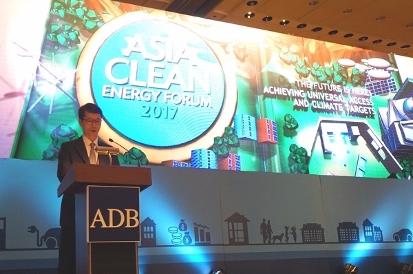 강남훈 한국에너지공단 이사장이 필리핀 마닐라에서 개최된 '2017 클린에너지포럼(ACEF)'에서 연설을 하고 있다.  