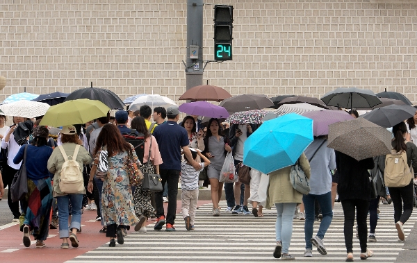 기상청은 기상속보로 23일 오전 6시30분 현재, 서울.경기북부와 강원영서북부에 호우주의보가 발효 중인 가운데, 경기북부와 강원영서를 중심으로 천둥.번개를 동반한 시간당 30mm이상의 매우 강한 비가 내리고 있다고 발표했다. /뉴시스 자료사진