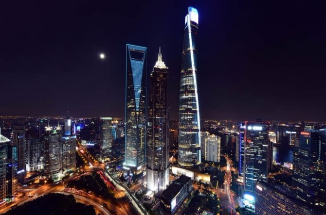 중국 최대의 높이를 자랑하는 초고층 빌딩 상하이타워가 경기침체와 기업의 비용절감 등의 원인으로 '고스트타운'으로 전락할 위기에 처했다. 자료=상하이타워