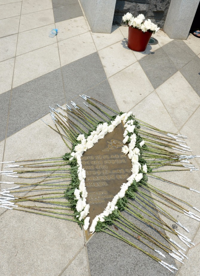 9일 오후 이한열 열사의 30주기 추모제가 열리는 서울 서대문구 연세대학교에 이한열 열사가 최루탄을 맞고 쓰러진 추모 자리에 국화가 놓여 있다. 사진=뉴시스