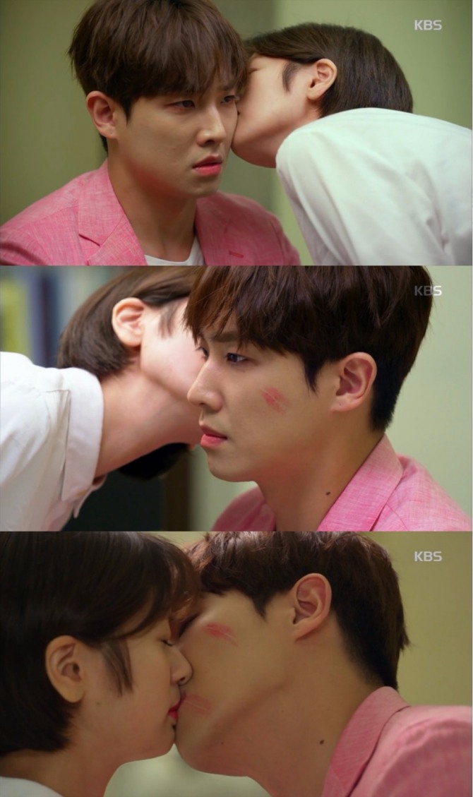 11일 밤 방송된 KBS2 주말드라마 '아버지가 이상해'에서 안중희(이준)와 변미영(정소민)이 분장을 빌미로 심쿵 첫키스를 나누는 장면이 그려졌다. 사진=KBS 영상 캡처