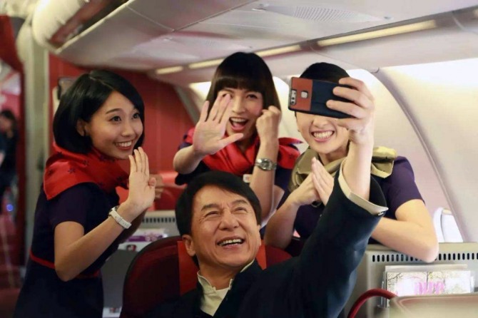 홍콩과 캐나다 밴쿠버를 잇는 새로운 노선의 운항을 기념해 영화배우 성룡이 홍콩항공의 CF에 등장하자 '재키의 저주'에 대한 두려움이 확대되고 있다. 자료=香港航空CF