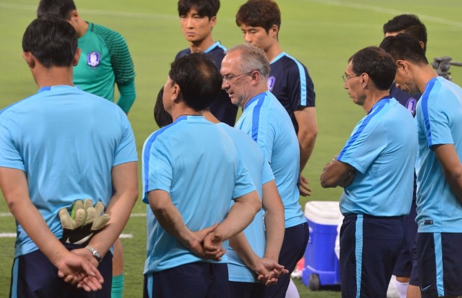 2018 러시아 월드컵 아시아 최종예선 A조 8차전 카타르전을 앞둔 한국 축구 국가대표팀이 12일 오후(현지시각) 자심 빈 하마드 스타디움에서 울리 슈틸리케 감독의 훈련 지시를 경청하고 있다. 최종예선 A조에서 승점 13으로 이란에 이어 2위를 달리고 있는 한국은 3위 우즈베키스탄에 1점차로 쫓기고 있어 이번 카타르전의 승리가 절실한 상황이다. 이번 경기는 14일 JTBC를 통해 중계된다. /뉴시스