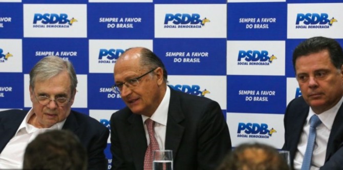 12일(현지시간) 저녁 심각하게 토론하는 PSDB당 지도부 모습.  사진=리오타임즈