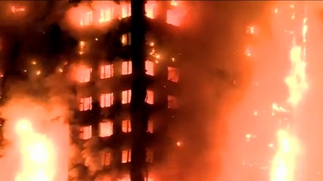 런던의 27층 건물에서 대형 화재가 발생해 건물이 붕괴될 위기에 처했다. 현지 언론들은 주민 120명 중 몇 명이 빠져나온지 모르겠다며 인명 피해가 커질 가능성도 높다고 전했다 / 사진=BBC 화면 캡처