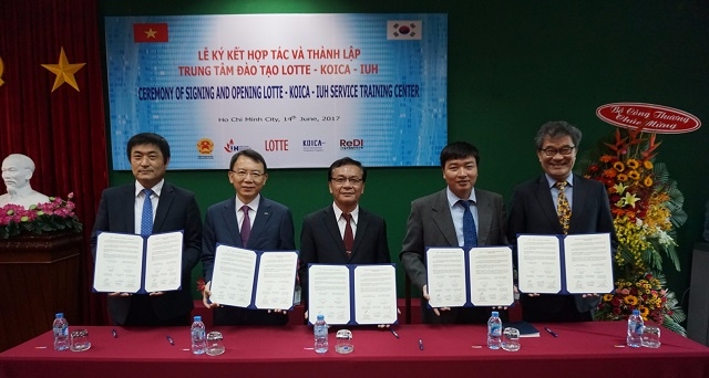 롯데와 한국국제협력단이 14일 베트남 호찌민 산업대에서 ‘롯데-코이카 서비스 교육센터’를 개소했다.