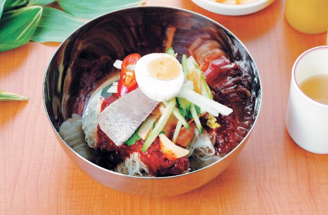 맵고 칼칼한 양념장을 넣어 비비는 비빔냉면은 회를 듬뿍 얹어 먹는 함흥냉면이 유명하다. 사진=글로벌이코노믹 