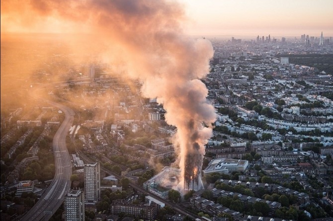 영국 런던의 24층 아파트에서 14일(현지시간) 건물 전체가 불타는 대화재가 발생해 고층아파트(건물)에 대한 위험성이 재조명되고 있다. 한국에서는 2012년 초고층재난관리법이 제정돼 엄격하게 관리되고 있지만 시행령 개정 이전에 완공된 건물의 경우 개선이 시급하다는 목소리가 높다 / 사진=영국 데일리메일 캡처