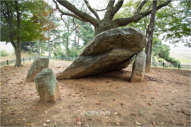 송국리 선사취락지의 경계를 표시하는 고인돌