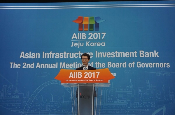 강남훈 한국에너지공단 이사장이 16일 제2차 AIIB 연차총회 정책설명회에서 한국의 그린에너지 정책을 발표하고 있다. 