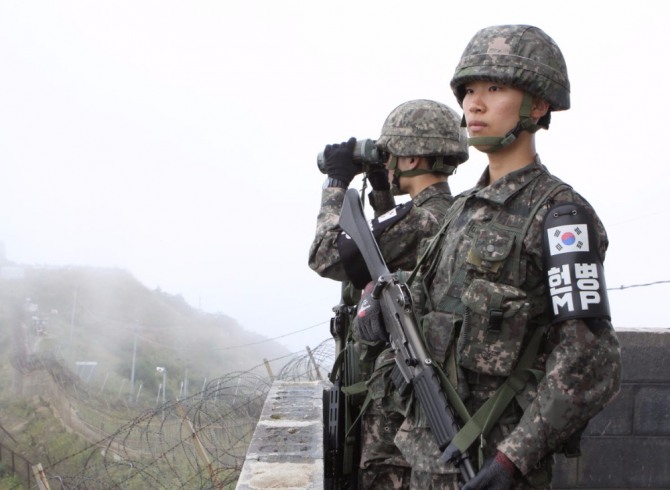 북한 주민 20대 남성 1명이 한강 하구를 헤엄쳐 귀순했다. 중동부 전선을 지키는 육군 12사단 단결대대 장병들이 철통경계를 서고 있다. 사진=뉴시스