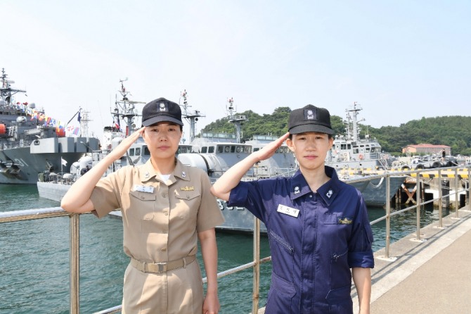 해군 최초로 여군 함장으로 선발된 안희현 소령(사진 왼쪽)과 고속정 편대장 안미영 소령. 사진=뉴시스