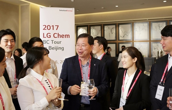 박진수 LG화학 부회장(가운데)이 중국 베이징에서 열린 'BC투어' 채용 행사에서 참가자들과 환담을 나누고있다.