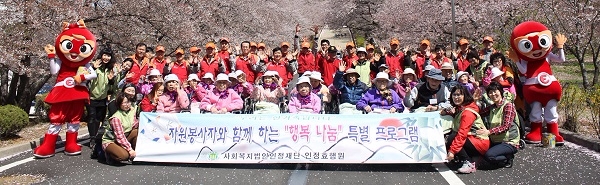 SK이노베이션이 취약계층 독거노인을 대상으로 자원봉사 활동을 펼치고 있다. 