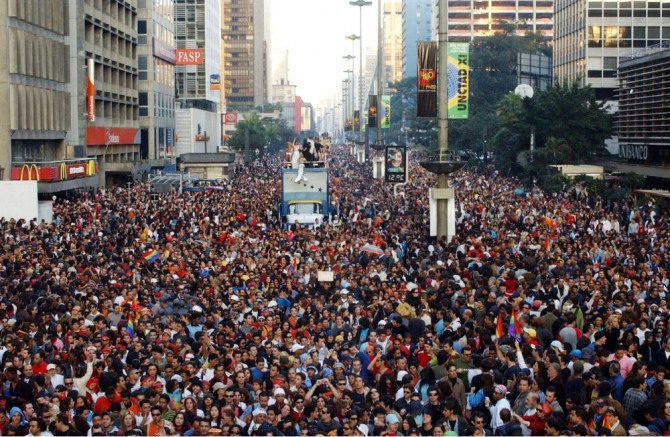 브라질 상파울로시 파울리스타 거리 게이축제에 몰려든 군중들.  사진=위키피디아