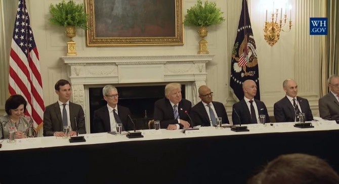 미국 IT기업 최고 경영자들은 미국 백악관에서 열린 미국기술위원회 회의에 참석, 트럼프 대통령과 의견을 나눴다. 사진=백악관 홈페이지