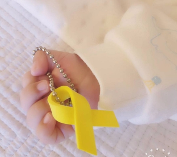 이지애가 인스타그램을 통해 노란 리본을 쥔 딸의 손 사진을 공개했다. 사진은 이지애 인스타그램. 