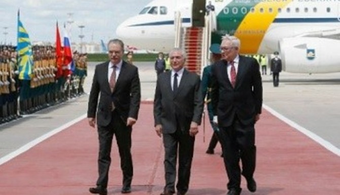 20일(현지 시각) 러시아를 방문중인 테메르 대통령이 공항영접을 받고 있다. 사진=브라질정부 웹사이트.