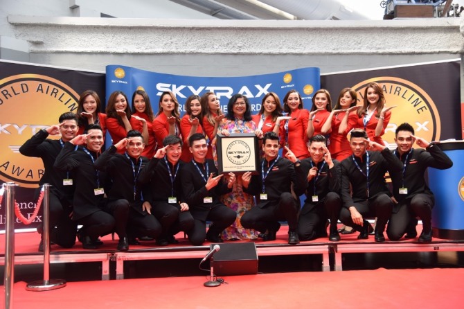 에어아시아는 20일 프랑스 르부르제 공항 항공우주박물관에서 열린 ‘2017 스카이트랙스 세계항공대상(Skytrax World Airline Awards)’에서 ‘세계 최고 저비용항공사 상’과 ‘아시아 최고 저비용항공사 상’을 수상했다. 사진=에어아시아