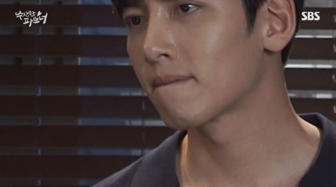 지창욱이 남지현과 키스신 후 입맛을 다시는 모습이 팬들을 설레게 했다. /출처=SBS '수상한 파트너' 메이킹 영상