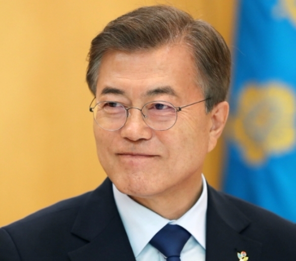 문재인 대통령은 22일 이번 하반기부터 공무원·공공부문 채용 과정에서 학벌이나 출신지 등을 따지지 않는 이른바 '블라인드 채용제'를 실시했으면 한다고 지시했다. 사진=청와대 홈페이지 
