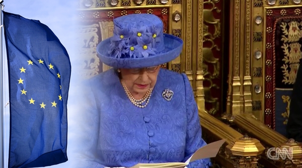 영국 의회 개원을 알리는 여왕의 연설에서 엘리자베스 2세 영국 여왕이 유럽연합기를 연상시키는 모자를 써 여왕이 국민들에게 브렉시트 반대 메시지를 보내고 있다는 추측이 난무하고 있다 / 사진=CNN 방송 캡처, 글로벌이코노믹