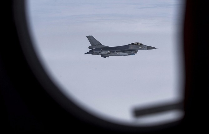 칼리닌그라드를 향하던 러시아 국방장관이 나토 'F-16 파이터 젯'의 접근으로 착륙하지 못하고 다시 귀국했다.