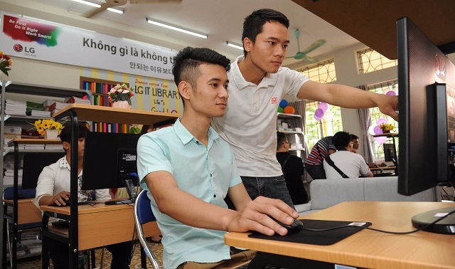 LG전자가 22일 베트남 하이퐁산업직업훈련학교에 IT 도서관을 기증했다.