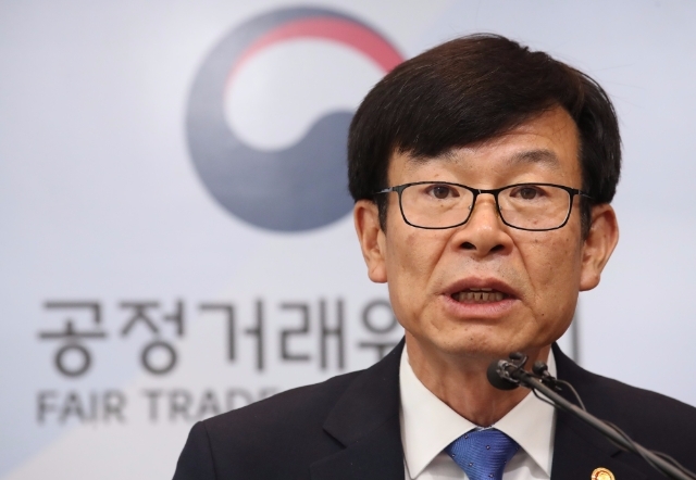 김상조 공정거래위원장이 4대그룹 경영인들과의 첫 회동에서 대기업 집단이 선제적 변화를 요구했다. 