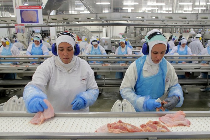 브라질 최대 육류가공업체 JBS 직원들이 파라나주 라파의 공장에서 고기를 포장하고 있다. 사진=AP뉴시스