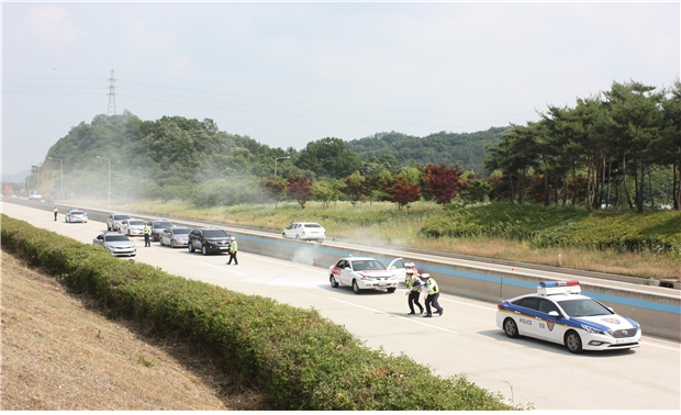 전북경찰청 고속도로순찰대 제9지구대는 22일 풍수해 사고발생시 대비훈련을 실시했다. 전북경찰청=제공