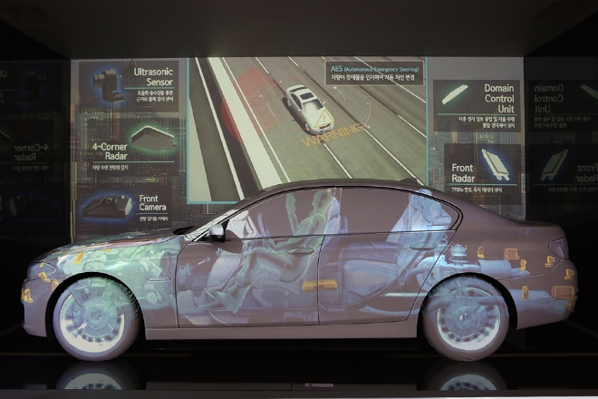 만도는 2017 서울모터쇼에서 자사의 자율주행 기술을 선보이고 있다.