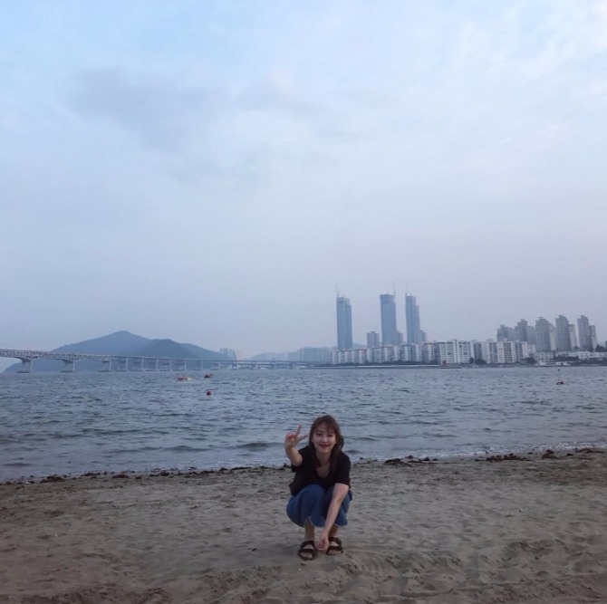 '쌈, 마이웨이'에서 김주만 역의 안재홍의 마음을 흔들고 있는 귀여운 악녀 장예진 역의 표예진이 부산에서 담은 비하인드 컷을 최근 자신의 SNS에 공개했다. 사진=표예진 인스타그램 캡처