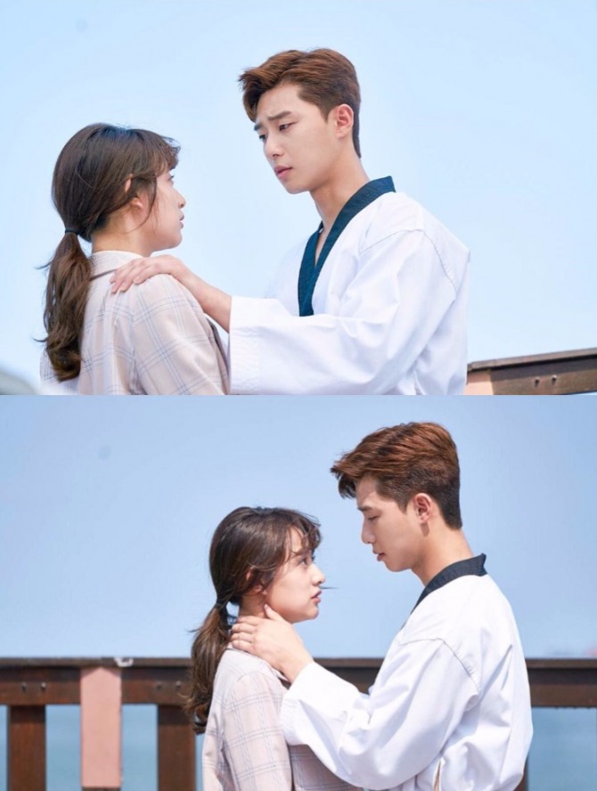 KBS2 월화드라마 '쌈, 마이웨이'에서 고동만 역의 박서준과 최애라 역의 김지원이 부산 일광해수욕장 앞에서 설렘 가득한 심쿵 로맨스를 펼치고 있다. 사진='쌈. 마이웨이' 공식 인스타그램 캡처