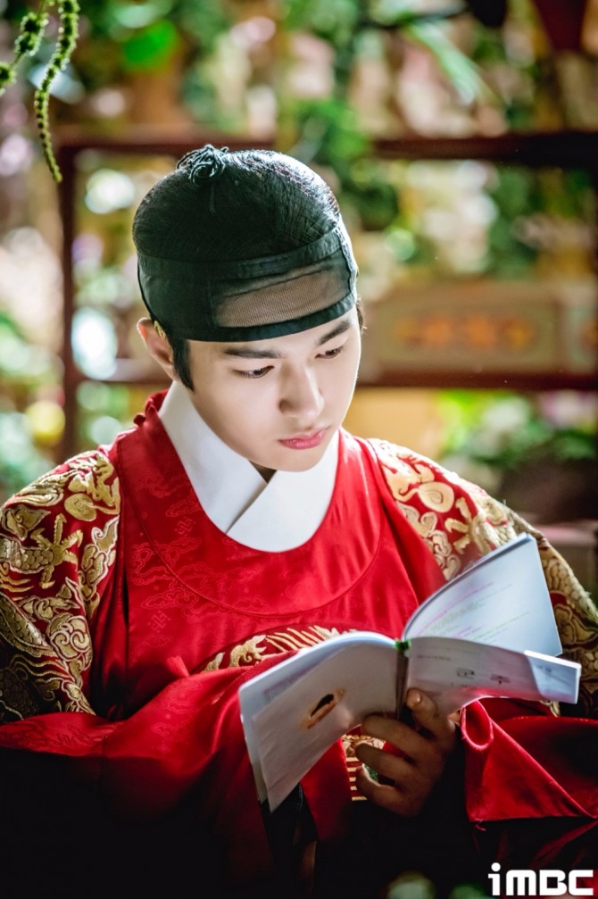 MBC 수목드라마 '군주 가면의 주인'에서 가짜 왕 천민 이선으로 활약중인 엘의 대본 인증샷. 사진=MBC 제공