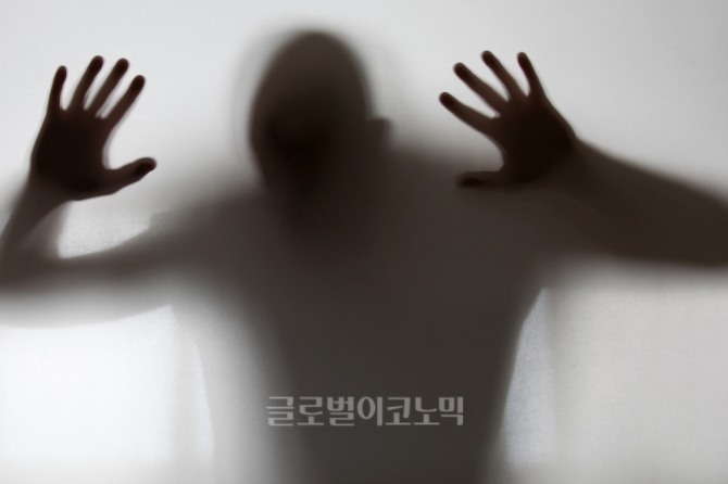 인천 초등생 살인범이 공범이 살해 지시를 내렸다고 진술을 번복했다. 이에 25일검찰은 공범에 살인교사죄 적용을 검토 한다고 밝혔다.